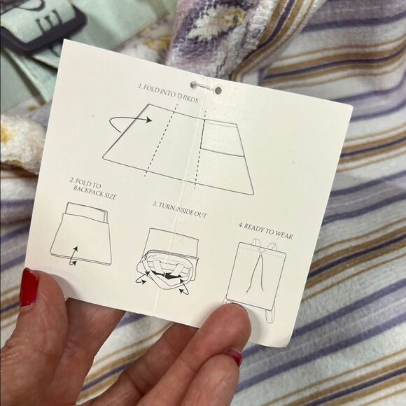 Victoria Secret 2-in-1 Floral Towel Backpack - Picture 5 of 9